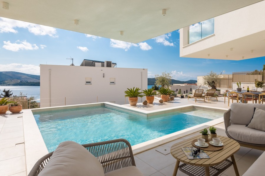 Terrasse couverte avec vue sur la piscine et la mer
