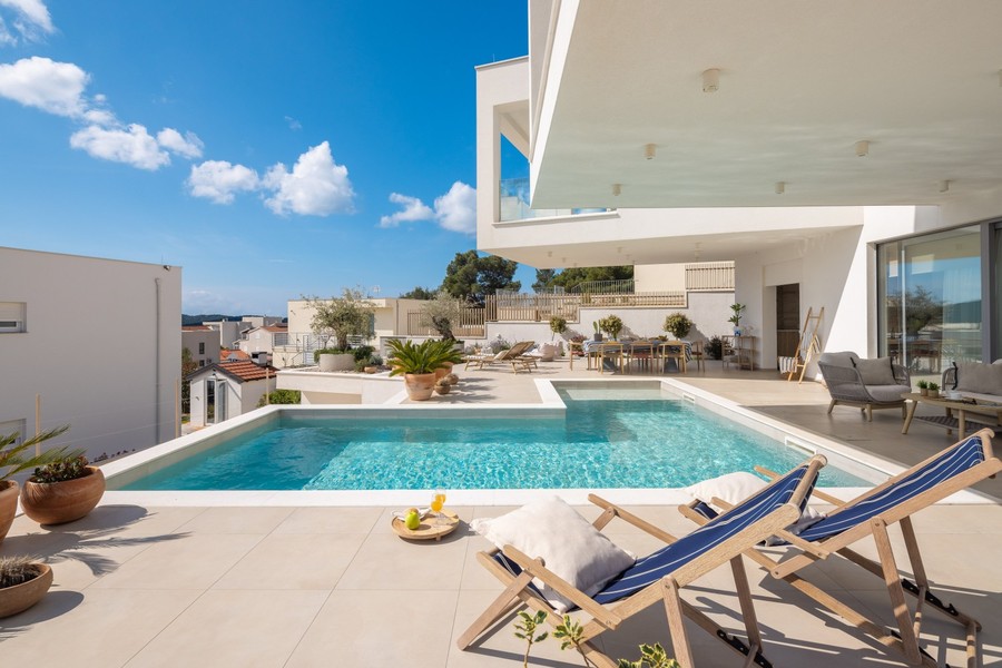 Piscine avec chaises longues et terrasse