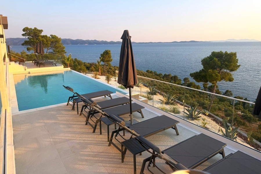 Villa avec piscine et vue mer sur la côte sud de l'île de Brac