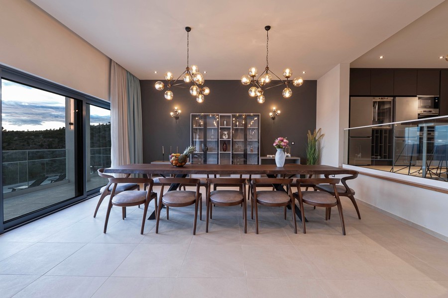 Coin repas avec vitrine et cuisine ouverte
