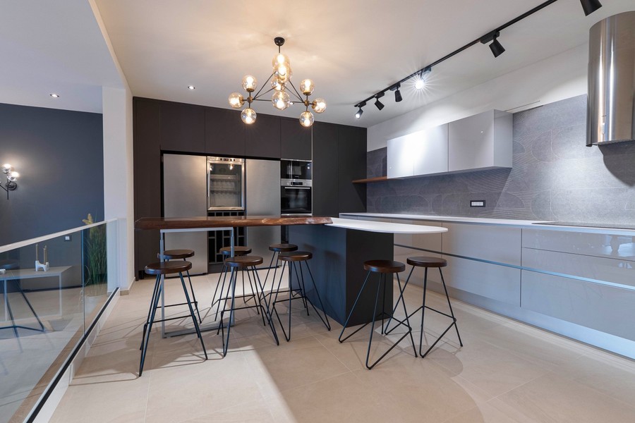 Cuisine moderne avec îlot et tabourets de bar