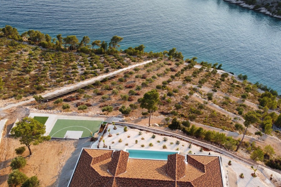Vue aérienne de l'oliveraie entre la villa et la mer
