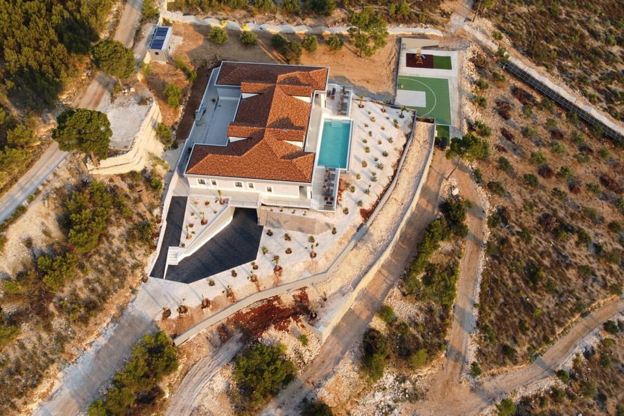 Vue aérienne de la villa avec piscine et terrain de sport