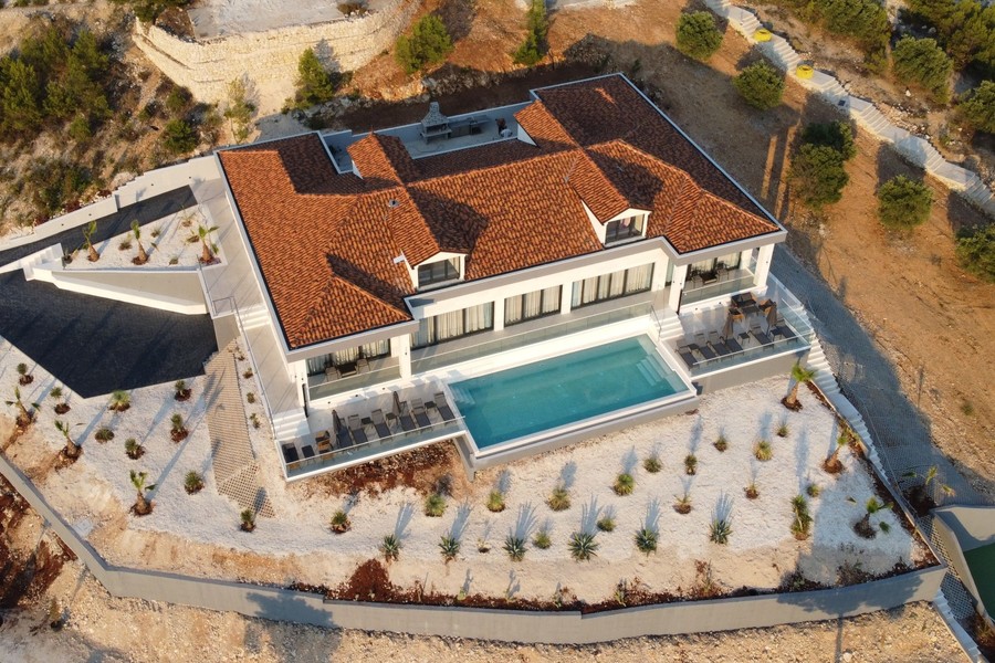 Villa avec piscine et aménagements paysagers vue d'en haut