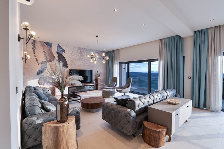Salon avec canapés et vue sur la mer