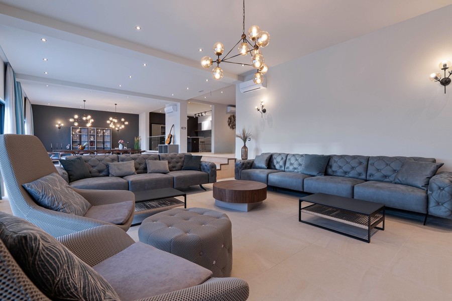 Grand espace de vie avec deux canapés