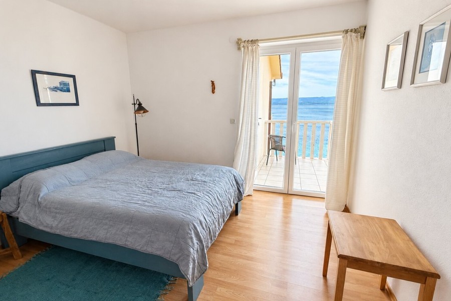 Chambre avec porte-fenêtre donnant sur la mer