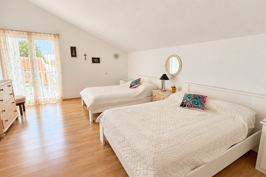 Chambre sous les combles avec deux lits