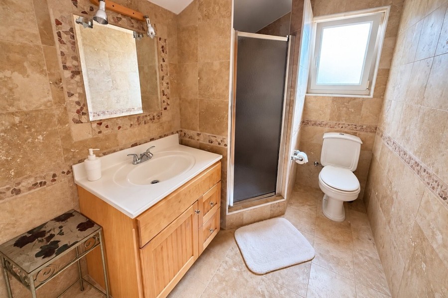 Salle de bain avec douche et fenêtre