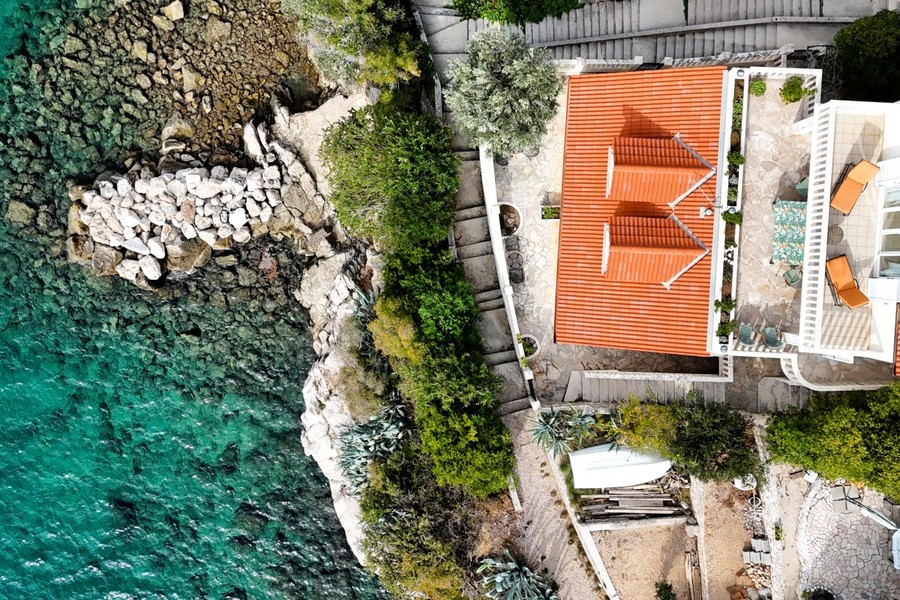 Vue aérienne de la maison et du jardin sur la côte rocheuse