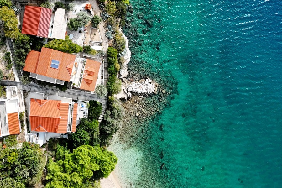 Vue aérienne des maisons sur la côte