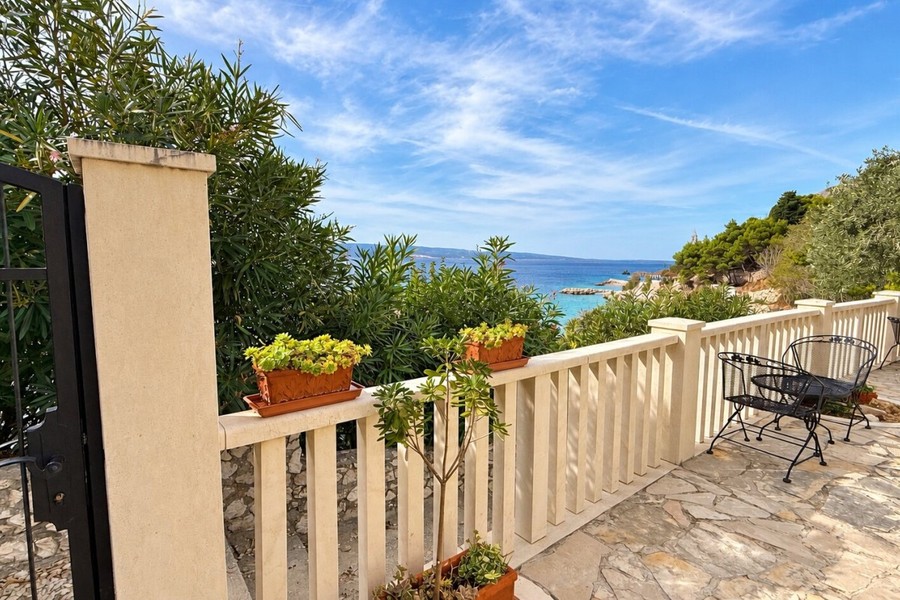 Terrasse avec salon de jardin et vue sur la baie