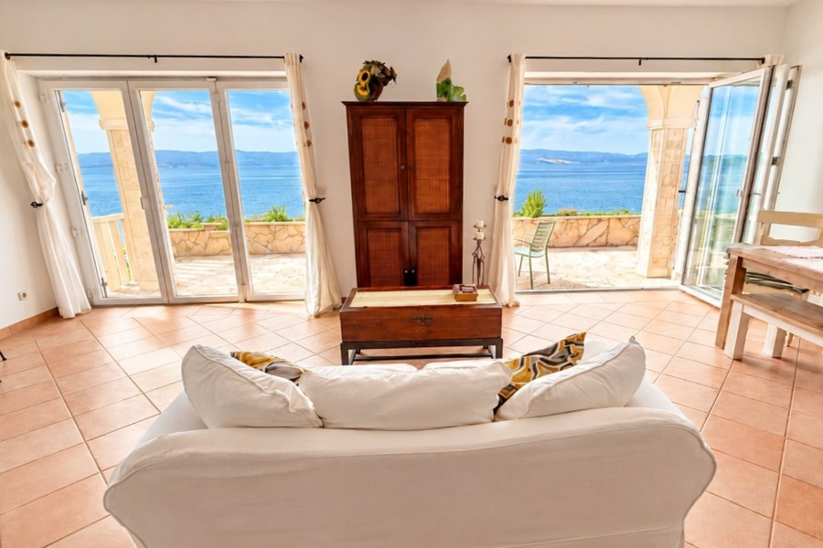 Salon avec portes vitrées donnant sur la terrasse
