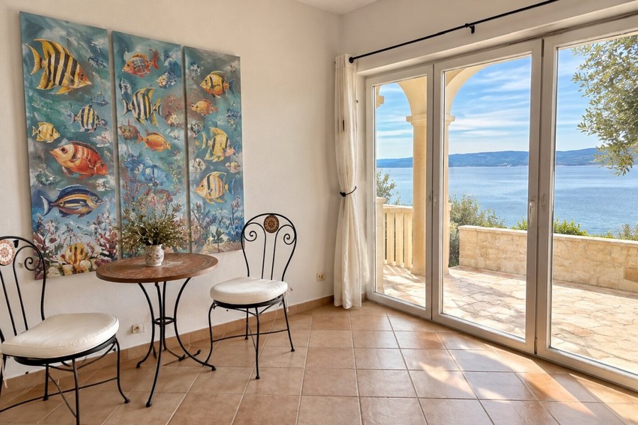 Coin salon avec porte vitrée donnant sur la terrasse