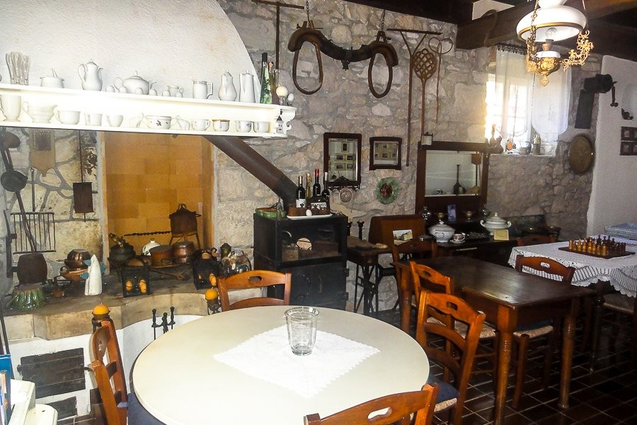 Konoba avec ancienne cheminée et tables à manger