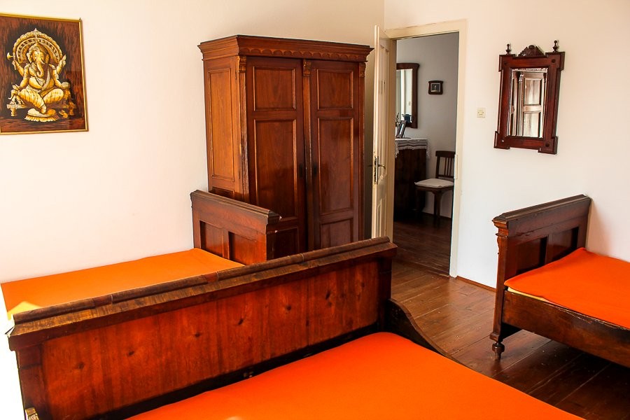 Chambre avec armoire en bois et vue sur le couloir