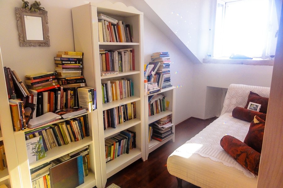 Bibliothèque avec étagères et chaise longue