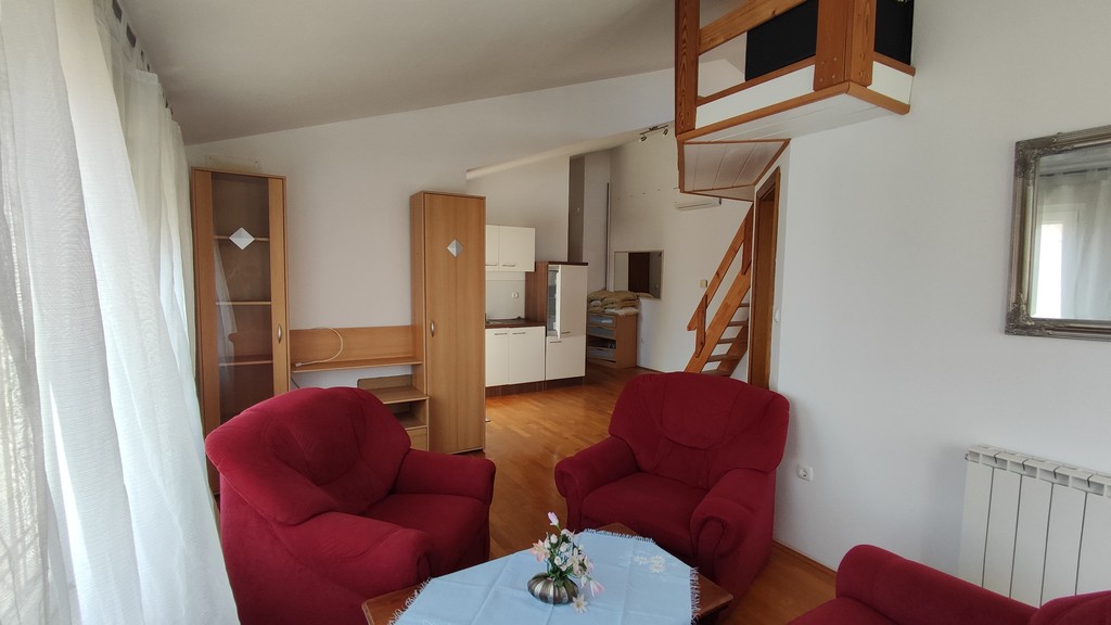 Salon avec escalier menant à la mezzanine