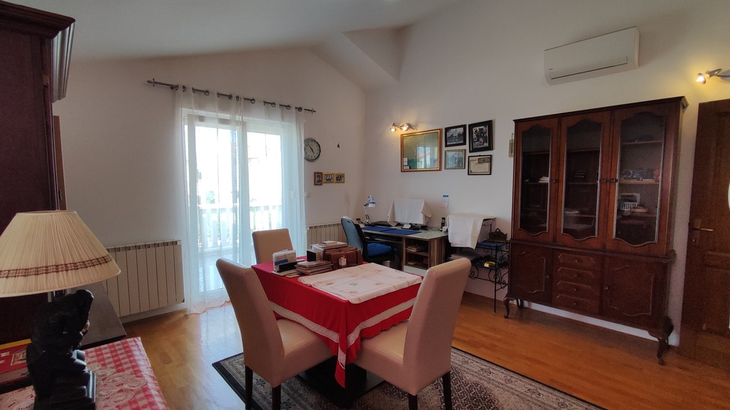 Table à manger avec meuble de rangement