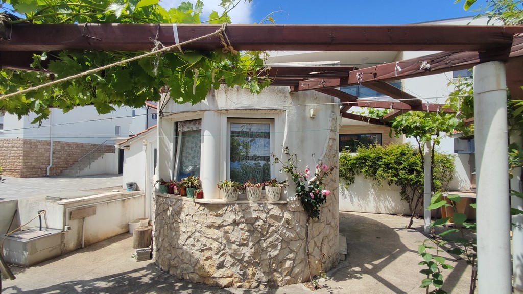 Cuisine d'été sous la pergola