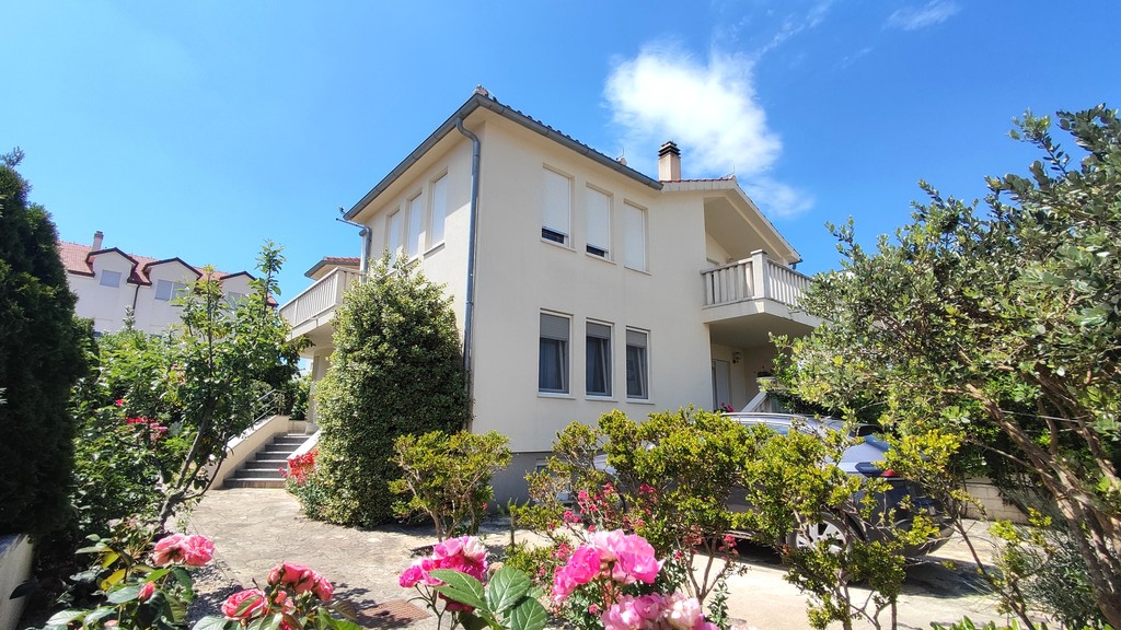 Façade de la maison avec jardin fleuri