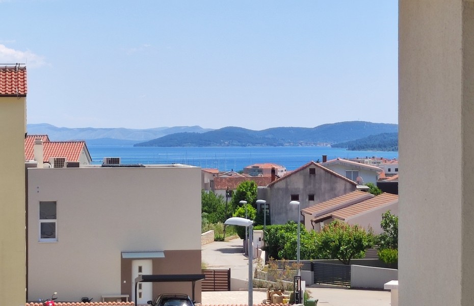 Vue sur la mer et les îles devant Vodice