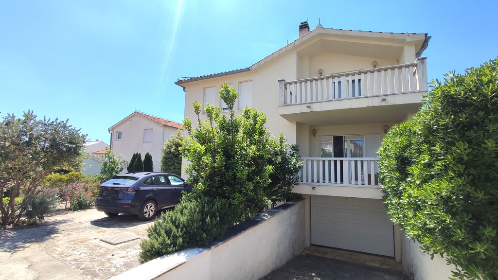 Façade de la maison avec balcon et accès au garage