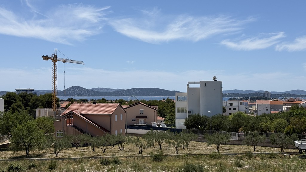 Vue depuis le terrain sur la mer et les îles au large de Vodice