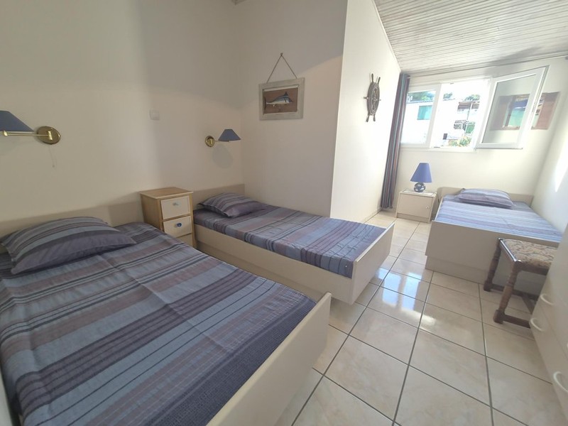 Chambre avec trois lits simples