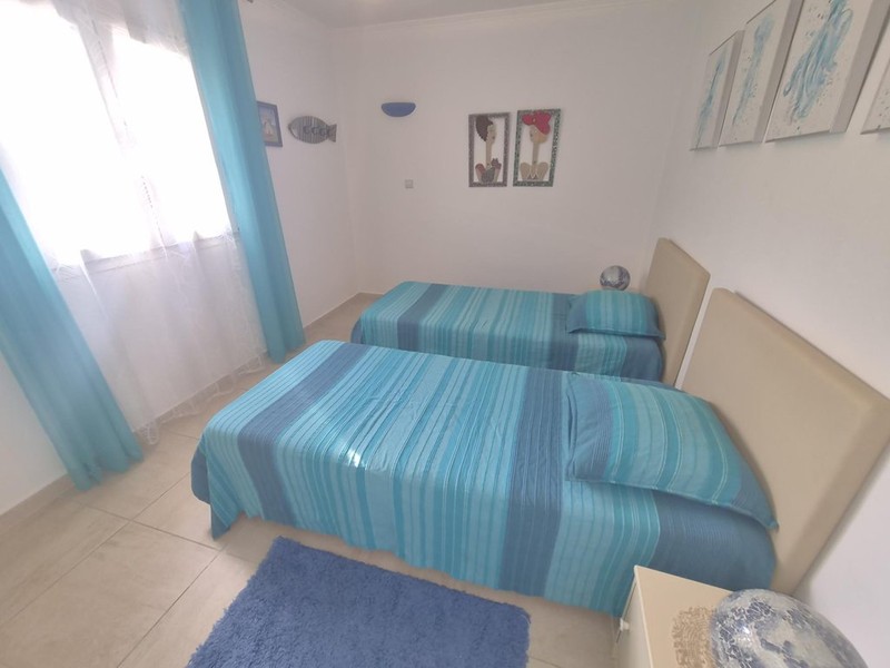 Chambre avec deux lits simples