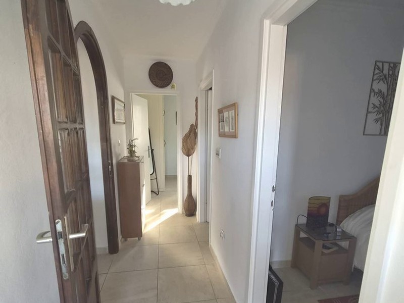 Couloir avec porte en bois et accès aux pièces