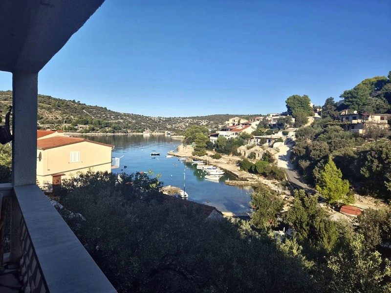 Vue depuis le balcon sur la baie et la mer
