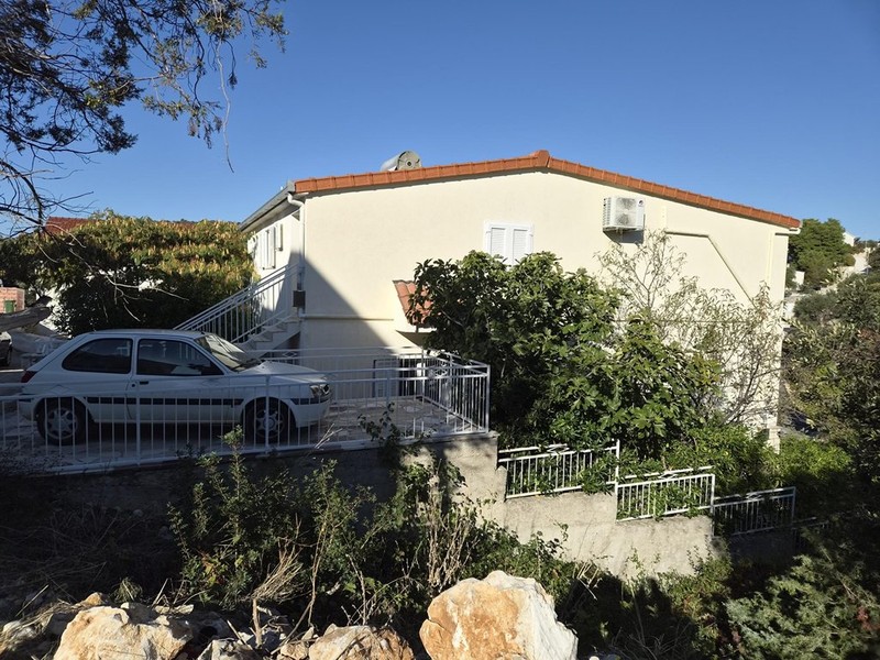 Vue latérale de la maison avec accès