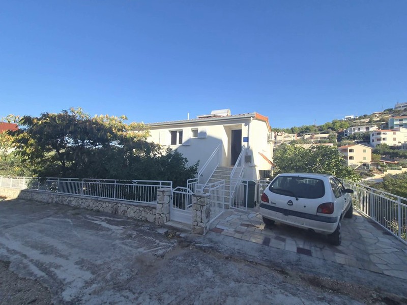 Accès avec escalier menant à la maison