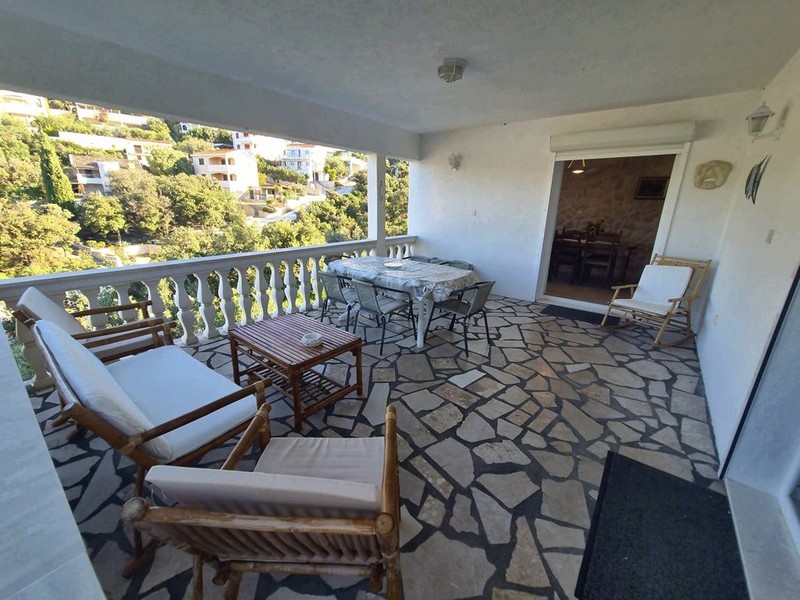 Terrasse avec mobilier de jardin devant le séjour