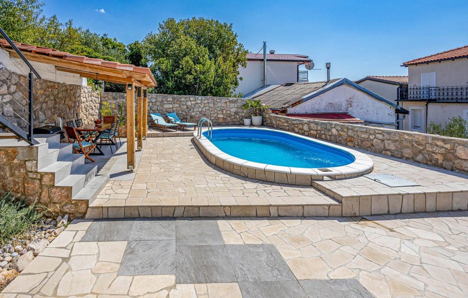 Piscine et pergola dans le jardin de la maison