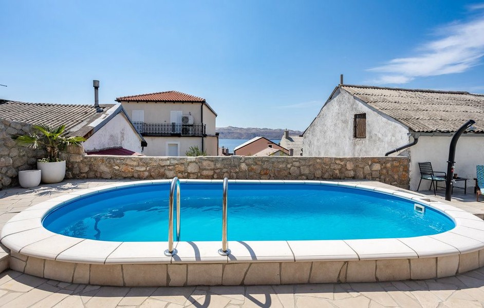 Piscine avec échelle et vue sur les toits