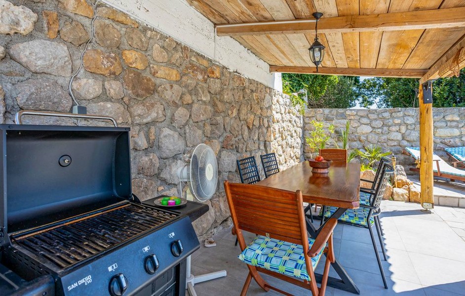Terrasse couverte avec barbecue et table à manger