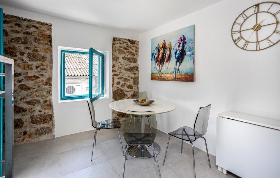 Table ronde en verre avec chaises près de la fenêtre