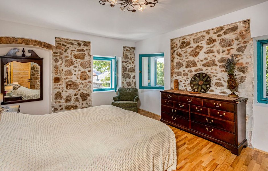 Chambre avec lit double et commode