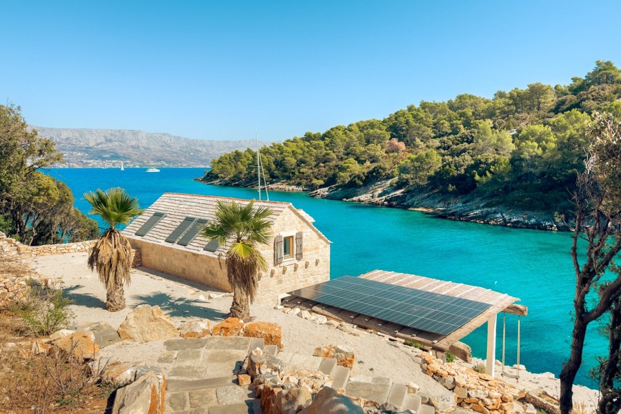 Maison en pierre dans une baie isolée, directement au bord de la mer, sur l'île de Brac