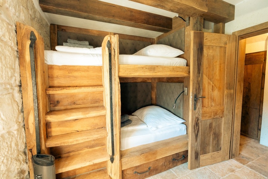 Chambre avec deux lits superposés en bois
