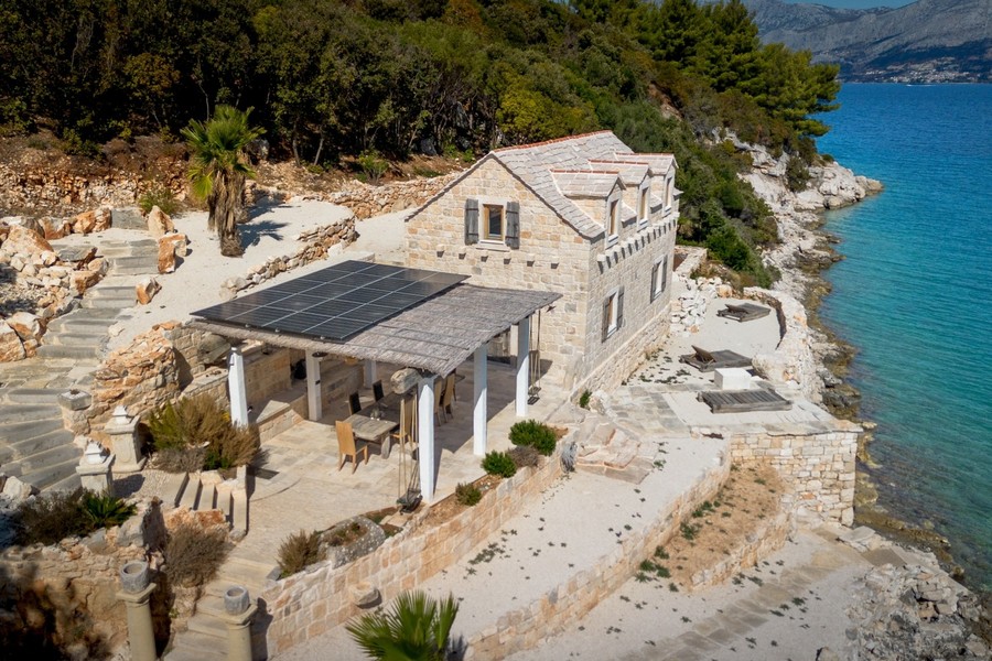 Vue aérienne de la maison en pierre avec terrasse au bord de l'eau