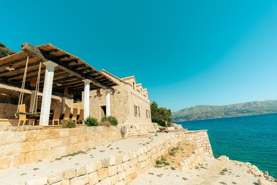 Terrasse avec pergola et vue sur la mer