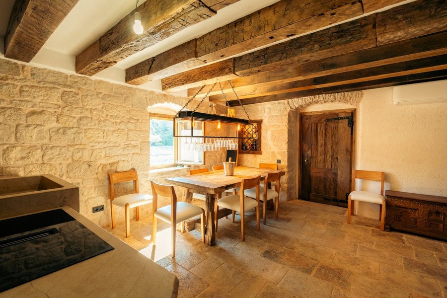 Coin repas avec table en bois et cuisine