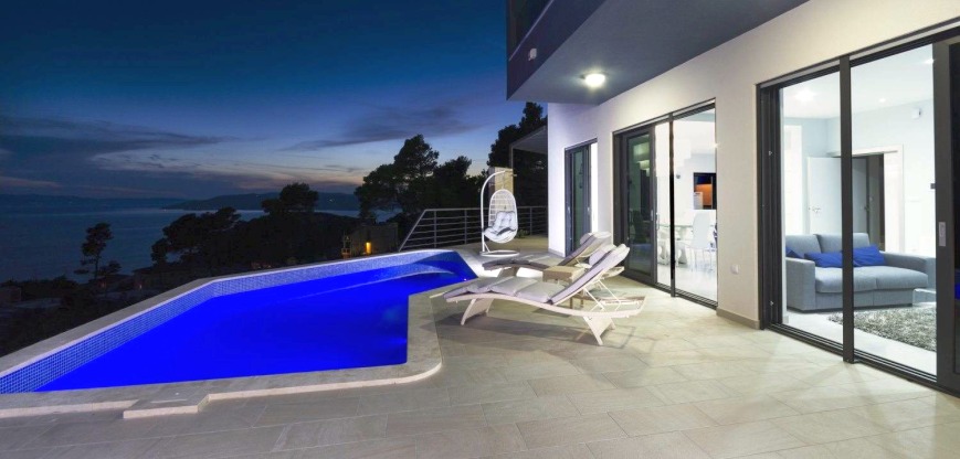 Terrasse avec piscine dans une villa moderne