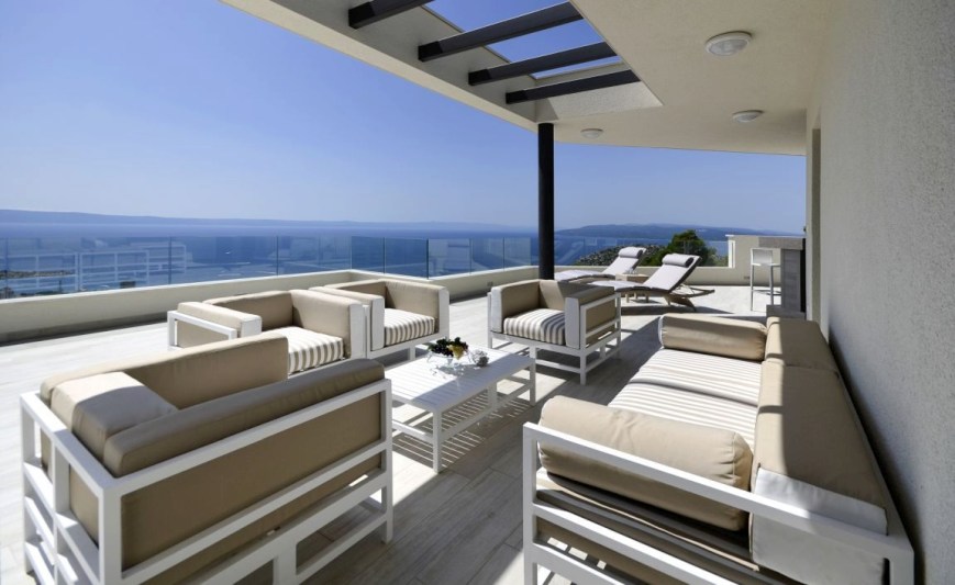 La villa à vendre en Croatie offre une vue depuis la vaste terrasse