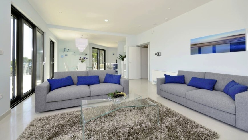 Vue sur le grand séjour de la villa de luxe moderne avec vue mer en Croatie