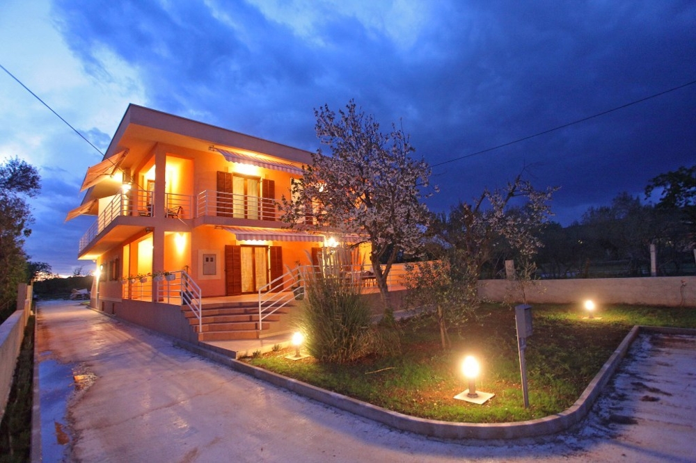 La maison se trouve près de Sukosan, un petit village près de Zadar.