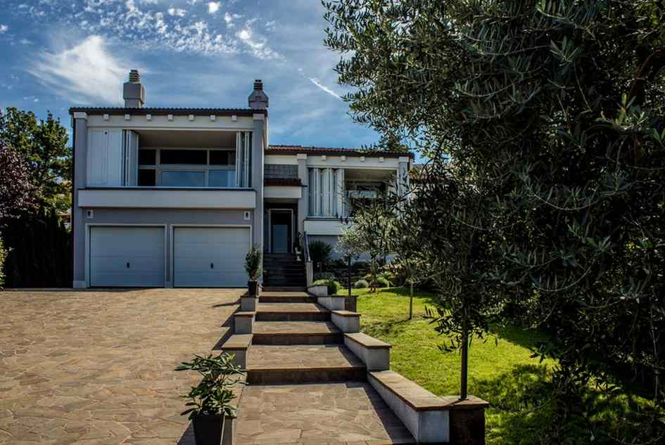 Allée d'accès de la villa avec deux garages, en vente sur l'île de Krk.